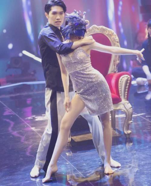 跳丝袜舞的视频,跟随视频感受舞动之美