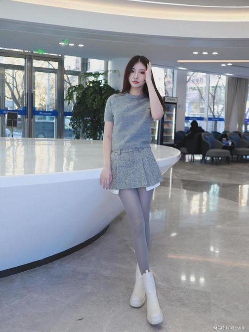 年轻少女穿短丝袜图片,少女短丝袜展现时尚风采