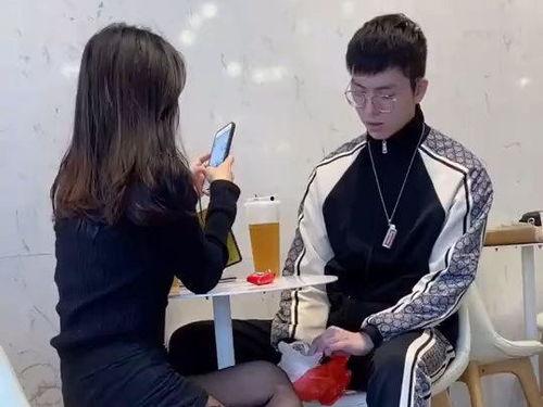 想女友穿丝袜舔,女友的私密诱惑之旅